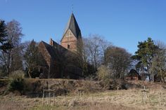Rund 497.000 Euro vom Bund fließen in die Sanierung der über 800 Jahre alten Basilika in Altenkrempe, damit Schäden am Turm- und Dachtragwerk behoben werden können.