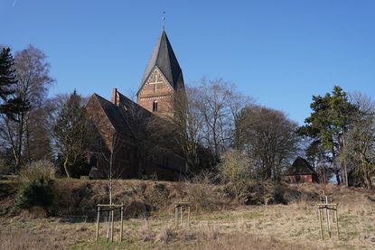Rund 497.000 Euro vom Bund fließen in die Sanierung der über 800 Jahre alten Basilika in Altenkrempe, damit Schäden am Turm- und Dachtragwerk behoben werden können.