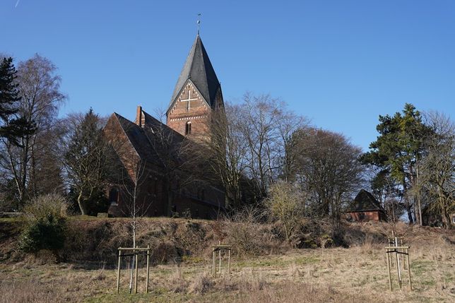 Rund 497.000 Euro vom Bund fließen in die Sanierung der über 800 Jahre alten Basilika in Altenkrempe, damit Schäden am Turm- und Dachtragwerk behoben werden können.