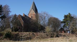 Rund 497.000 Euro vom Bund fließen in die Sanierung der über 800 Jahre alten Basilika in Altenkrempe, damit Schäden am Turm- und Dachtragwerk behoben werden können.