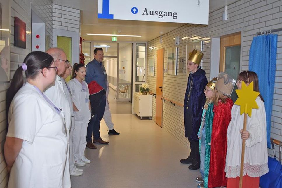 Eine der ersten Stationen war das Preetzer Krankenhaus, hier gab es die ersten Spendeneuros und Süßigkeiten.