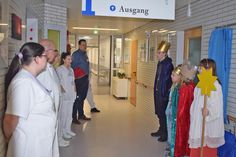 Eine der ersten Stationen war das Preetzer Krankenhaus, hier gab es die ersten Spendeneuros und Süßigkeiten.