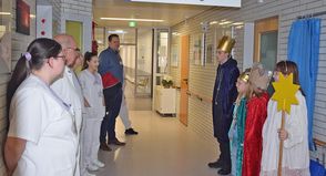 Eine der ersten Stationen war das Preetzer Krankenhaus, hier gab es die ersten Spendeneuros und Süßigkeiten.