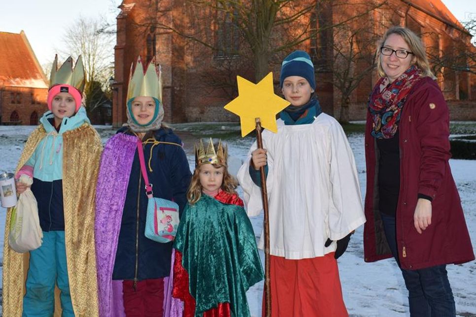 Für Greta (7 Jahre), Hannah (7), Mila (5) und Jarne (9) ging es mit Pastorin Glatthor im Adeligen Kloster von Tür zu Tür.