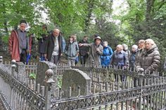 Nach der Einweihung der Info-Tafel führte Dietrich Mau die Anwesenden über den Friedhof.