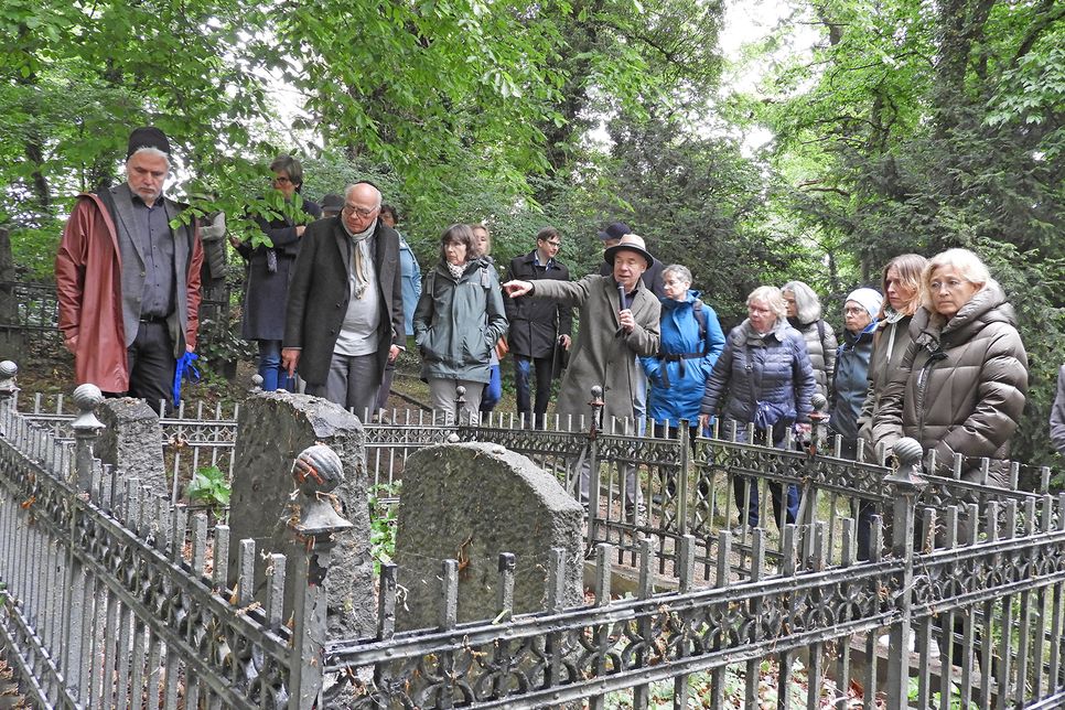 Nach der Einweihung der Info-Tafel führte Dietrich Mau die Anwesenden über den Friedhof.