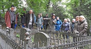 Nach der Einweihung der Info-Tafel führte Dietrich Mau die Anwesenden über den Friedhof.