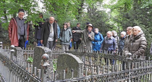 Nach der Einweihung der Info-Tafel führte Dietrich Mau die Anwesenden über den Friedhof.
