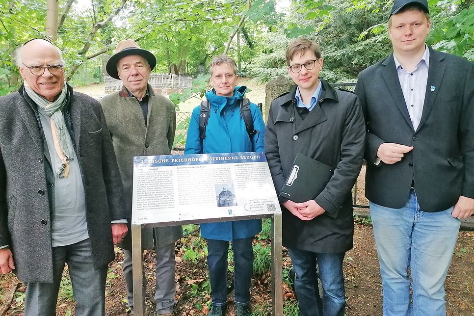 Eine Infotafel verhilft dem jüdischen Friedhof am Kleinen Eutiner See nicht nur zu mehr Sichtbarkeit, sie liefert auch wertvolles Wissen und Anreiz für weitere Beschäftigung mit dem jüdischen Leben in Eutin. Student David Gutzeit (re.) erarbeitete unter anderem die Texte, Projektleiter Dr. Helge-Fabien Hertz (2.v.re.), der Antisemitismusbeauftragte des Landes, Dr. Gerhard Ulrich (li.), würdigte die Bedeutung des Ortes, Dietrich Mau verlas Grußworte der jüdischen Familienangehörigen und führte über den Friedhof, Bürgervorsteherin Elgin Lohse betonte die aktuelle Verantwortung.