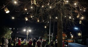 Zauberhaftes Adventsleuchten auf dem Denkmalplatz.