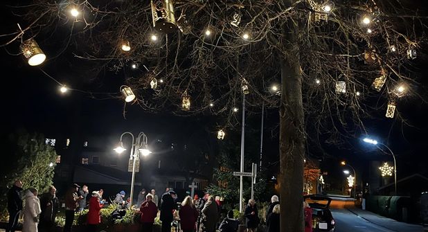 Zauberhaftes Adventsleuchten auf dem Denkmalplatz.
