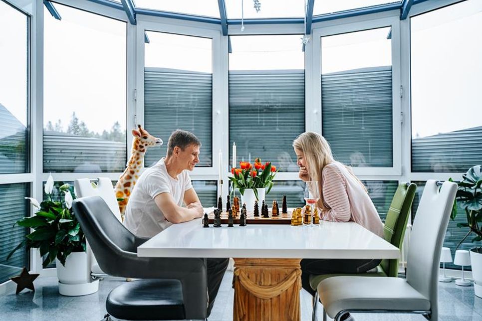 Wer den Antrieb seiner Rollläden automatisiert, braucht sich nicht mehr darum zu kümmern, dass diese sich rechtzeitig öffnen oder schließen. Foto: DJD/Schanz Rollladensysteme/Katrin Lamparth