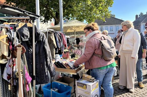 Auf Schnäppchenjagd am Feiertag: Der Großflohmarkt verteilte sich über den gesamten Marktplatz.