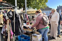 Auf Schnäppchenjagd am Feiertag: Der Großflohmarkt verteilte sich über den gesamten Marktplatz.