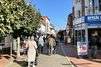 In den geöffneten Geschäften und den Einkaufsstraßen tummelten sich bereits kurz nach Ladenöffnung viele Menschen.