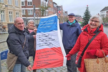 Wie schon zur Europawahl geht es den Organisatoren Steffen Gnutzmann (links) und Dietrich Sturm (mit Karin Schernus und Katrin Sturm, rechts) auch darum, vor Feinden unserer freiheitlich-demokratische Staatsordnung zu warnen.