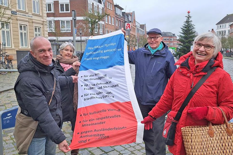 Wie schon zur Europawahl geht es den Organisatoren Steffen Gnutzmann (links) und Dietrich Sturm (mit Karin Schernus und Katrin Sturm, rechts) auch darum, vor Feinden unserer freiheitlich-demokratische Staatsordnung zu warnen.