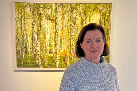 Monika Lawrenz vor ihrer Arbeit „Märchenwald“, 2018.