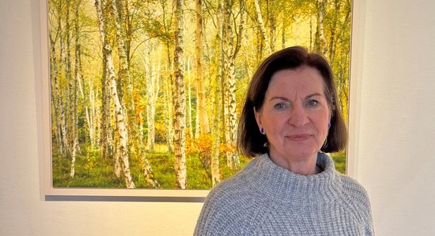 Monika Lawrenz vor ihrer Arbeit „Märchenwald“, 2018.