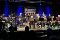 Seit 2019 wird das Ensemble von Martin Berner, Jazztrompeter und Musikpädagoge aus Lübeck, geleitet.