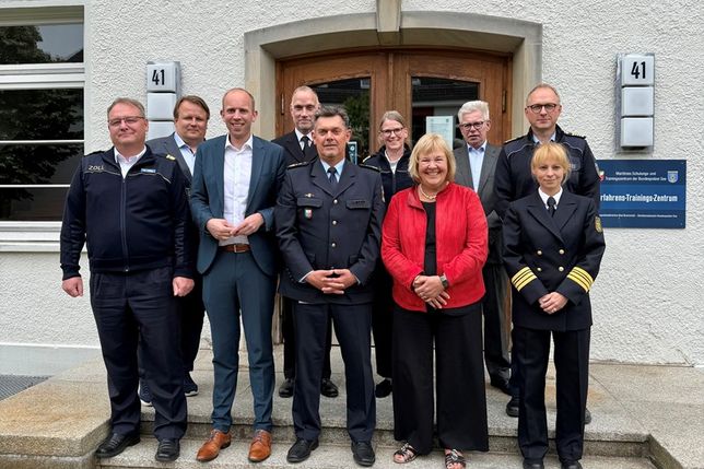 MdB Bettina Hagedorn (2. v. re.) und Dennis Rohde (3. v. lks.) als Parlamentarischer Staatssekretär haben das Maritime Schulungs- und Trainingszentrum der Bundespolizei in Neustadt besucht.