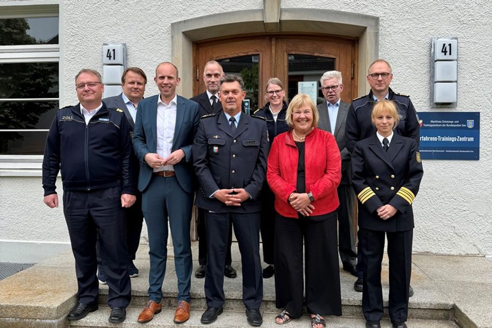 MdB Bettina Hagedorn (2. v. re.) und Dennis Rohde (3. v. lks.) als Parlamentarischer Staatssekretär haben das Maritime Schulungs- und Trainingszentrum der Bundespolizei in Neustadt besucht.
