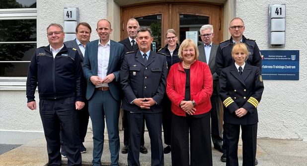 MdB Bettina Hagedorn (2. v. re.) und Dennis Rohde (3. v. lks.) als Parlamentarischer Staatssekretär haben das Maritime Schulungs- und Trainingszentrum der Bundespolizei in Neustadt besucht.