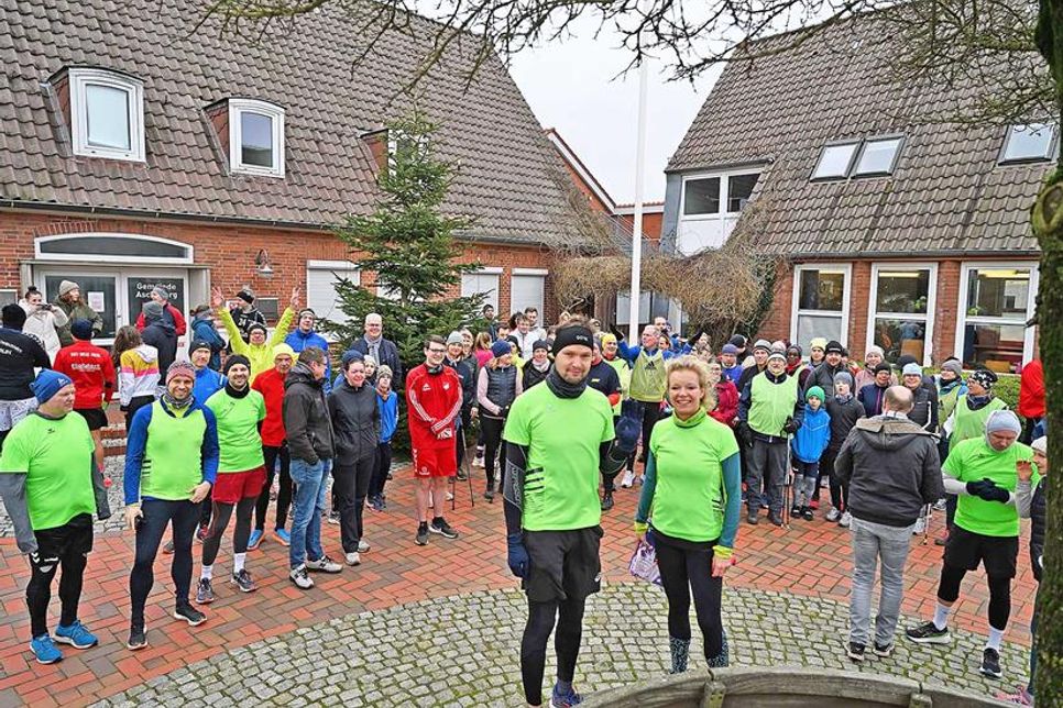 Lauftreffbetreuer Torben Brade und Lauftreffleiterin Christine Simonsen freuten sich über die große Teilnehmerzahl beim Silvesterlauf.