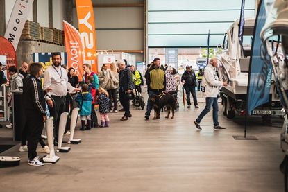 In der Ausstellungshalle informieren sich Besucher über Boote, Technik und Zubehör. (© YACHTFESTIVAL365)