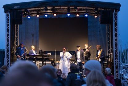 Stimmungsvolle Hafennacht: Live-Musik sorgt beim ancora Yachtfestival für besondere Atmosphäre. (© YACHTFESTIVAL365)