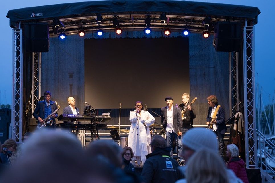 Stimmungsvolle Hafennacht: Live-Musik sorgt beim ancora Yachtfestival für besondere Atmosphäre. (© YACHTFESTIVAL365)