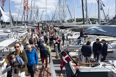 Mitten im Geschehen: Auf den Stegen der ancora Marina erleben Besucher Yachten und Bootssport hautnah. (© YACHTFESTIVAL365)