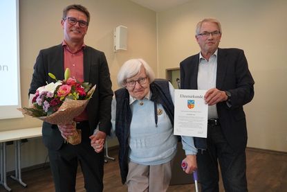 Bürgervorsteher Klaus Winter (re.) und Bürgermeister Michael Robien nahmen die Auszeichnung von Heinke Nitz vor.