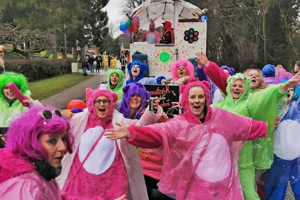 Karneval in Schönwalde ist auch immer mit bunten Kostümen und fröhlichen Menschen verbunden
