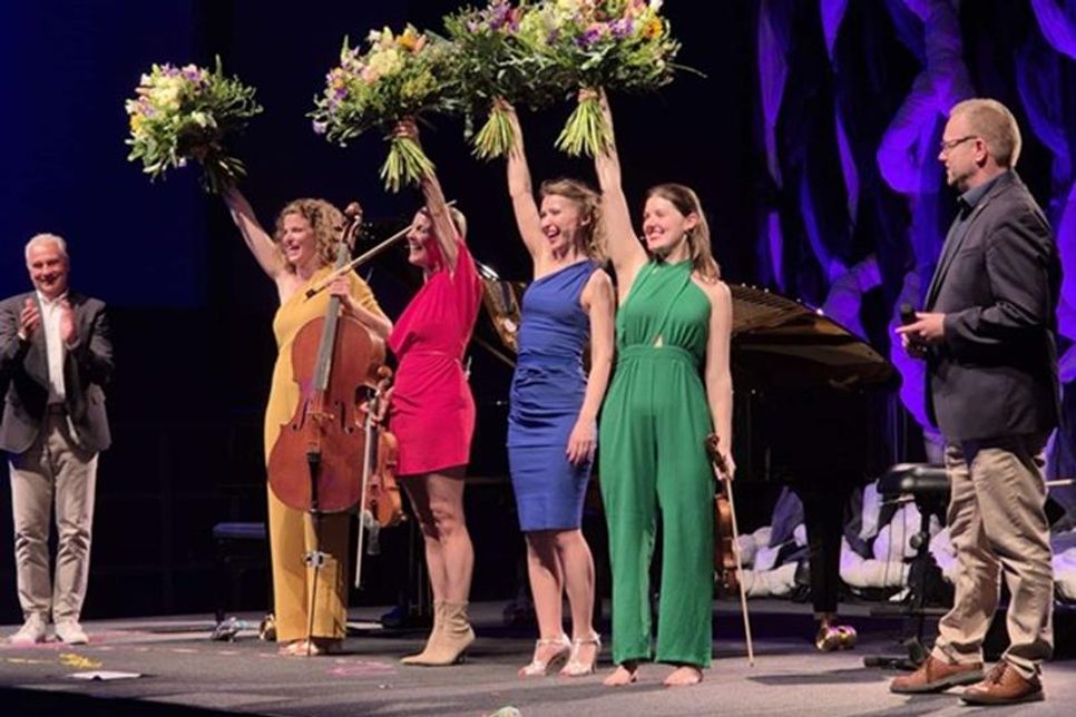 Oliver Seiter und Thorsten Schmidt bedanken sich bei den Damen von Salut Salon, Joke Flecijn, Angelika Bachmann, Mariya Filippova und Mary Rose Scanlon (v. lks.).