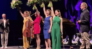 Oliver Seiter und Thorsten Schmidt bedanken sich bei den Damen von Salut Salon, Joke Flecijn, Angelika Bachmann, Mariya Filippova und Mary Rose Scanlon (v. lks.).
