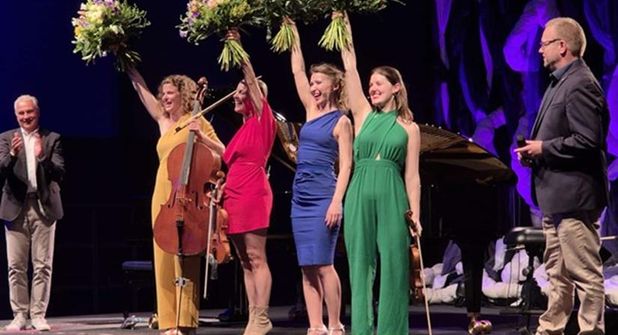 Oliver Seiter und Thorsten Schmidt bedanken sich bei den Damen von Salut Salon, Joke Flecijn, Angelika Bachmann, Mariya Filippova und Mary Rose Scanlon (v. lks.).