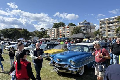 Die Uferwiese in Grömitz verwandelte sich in ein riesiges Freiluft-Museum für US-Cars und Oldtimer.