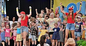 Witzig, knallbunt, energiegeladen und nah an den Kindern. Die „Donikkl Crew“ präsentiert eine Gute-Laune-Konzert-Party zum Mitsingen, Mittanzen und Mitlachen.