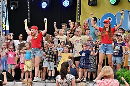 Witzig, knallbunt, energiegeladen und nah an den Kindern. Die „Donikkl Crew“ präsentiert eine Gute-Laune-Konzert-Party zum Mitsingen, Mittanzen und Mitlachen.