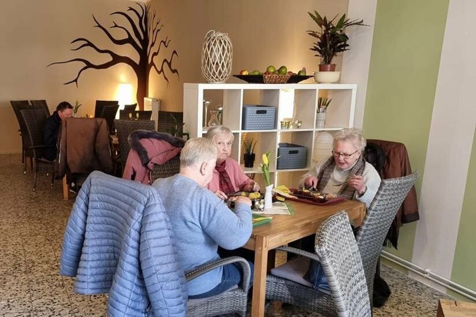 Die Tafel-Gäste sind von den Räumlichkeiten nach der Renovierung positiv überrascht.