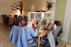 Die Tafel-Gäste sind von den Räumlichkeiten nach der Renovierung positiv überrascht.