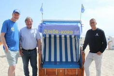 Der „Zuhör-Korb“ am Dahmer Strand. Über dieses neue Angebot freuen sich Pater Ralf Winterberg, Bürgermeister Dieter Knoll und Tourismusleiter Thorsten Dücker (v. lks.).