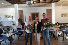 Bürgermeisterin Kirsten Sköries bei der Verabschiedung der Gemeindevertreter Stefan Sköries (re.) und Günter Ott.