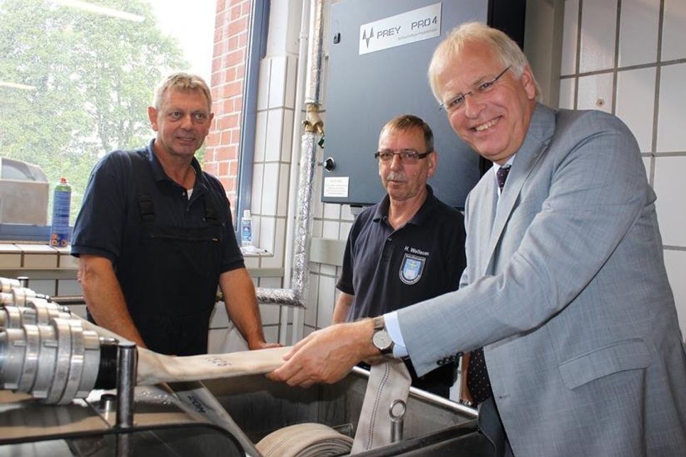 Landrat Reinhard Sager (re.) mit dem Leiter der FTZ, Helmut Wollesen (Mitte), und dem technischen Angestellten Jörg Schröder.