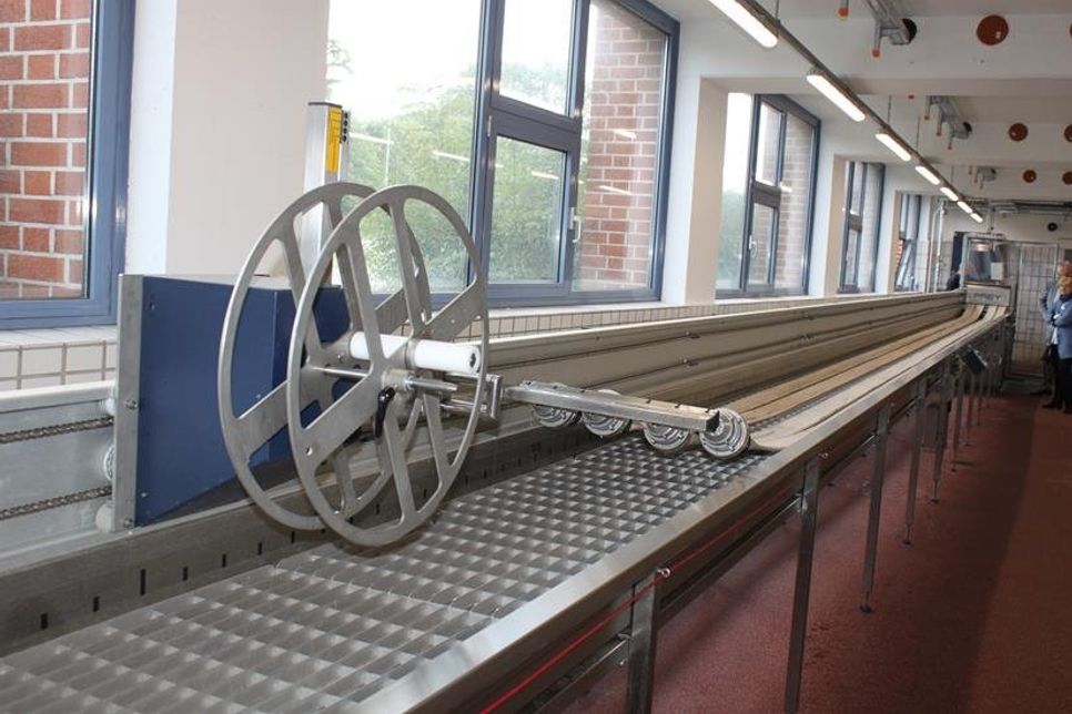 Die neue Schlauchwaschanlage kann vier Schläuche gleichzeitig reinigen und ist 24 Meter lang.
