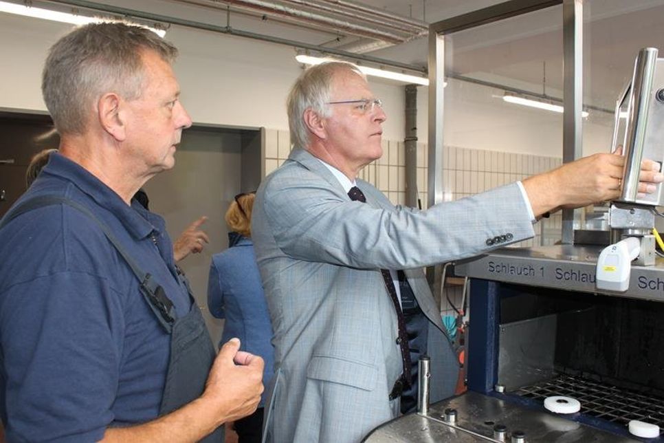 Jörg Schröder (lks.) erklärt dem Landrat das Touch-Panel.