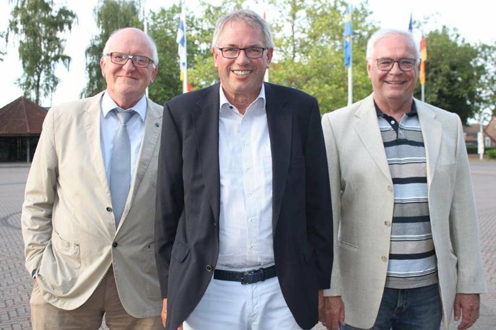Der neue Bürgervorsteher Klaus Winter (Mitte) mit seinen Stellvertretern Werner Steffen (lks.) und Jens Puschmann.