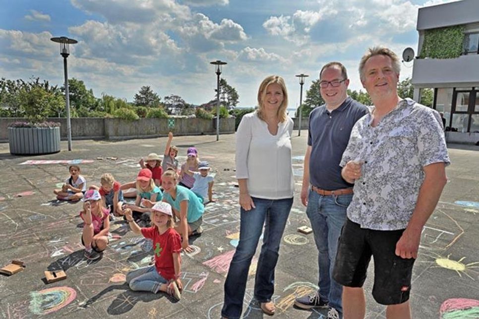 Die Organisatoren und Veranstalter Christoph Kohrt (v. r.), Plöns stellvertretender Bürgermeister Thore Koll und die Leiterin der Tourist Info Caroline Backmann laden zum ersten Plöner „Kreidefestival“ am kommenden Sonntag ein.