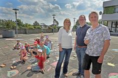 Die Organisatoren und Veranstalter Christoph Kohrt (v. r.), Plöns stellvertretender Bürgermeister Thore Koll und die Leiterin der Tourist Info Caroline Backmann laden zum ersten Plöner „Kreidefestival“ am kommenden Sonntag ein.